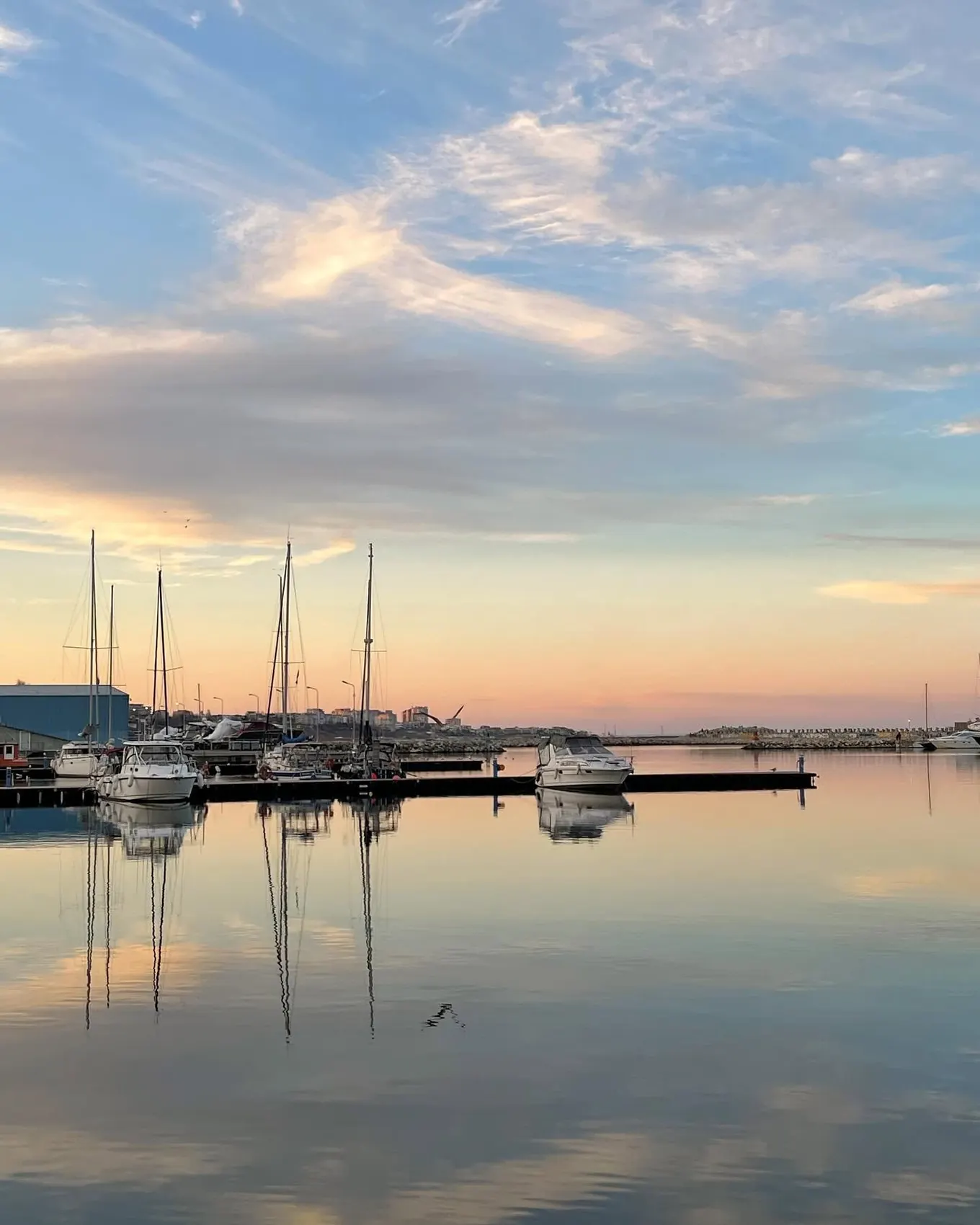 Port calm, în nuanțe pastelate